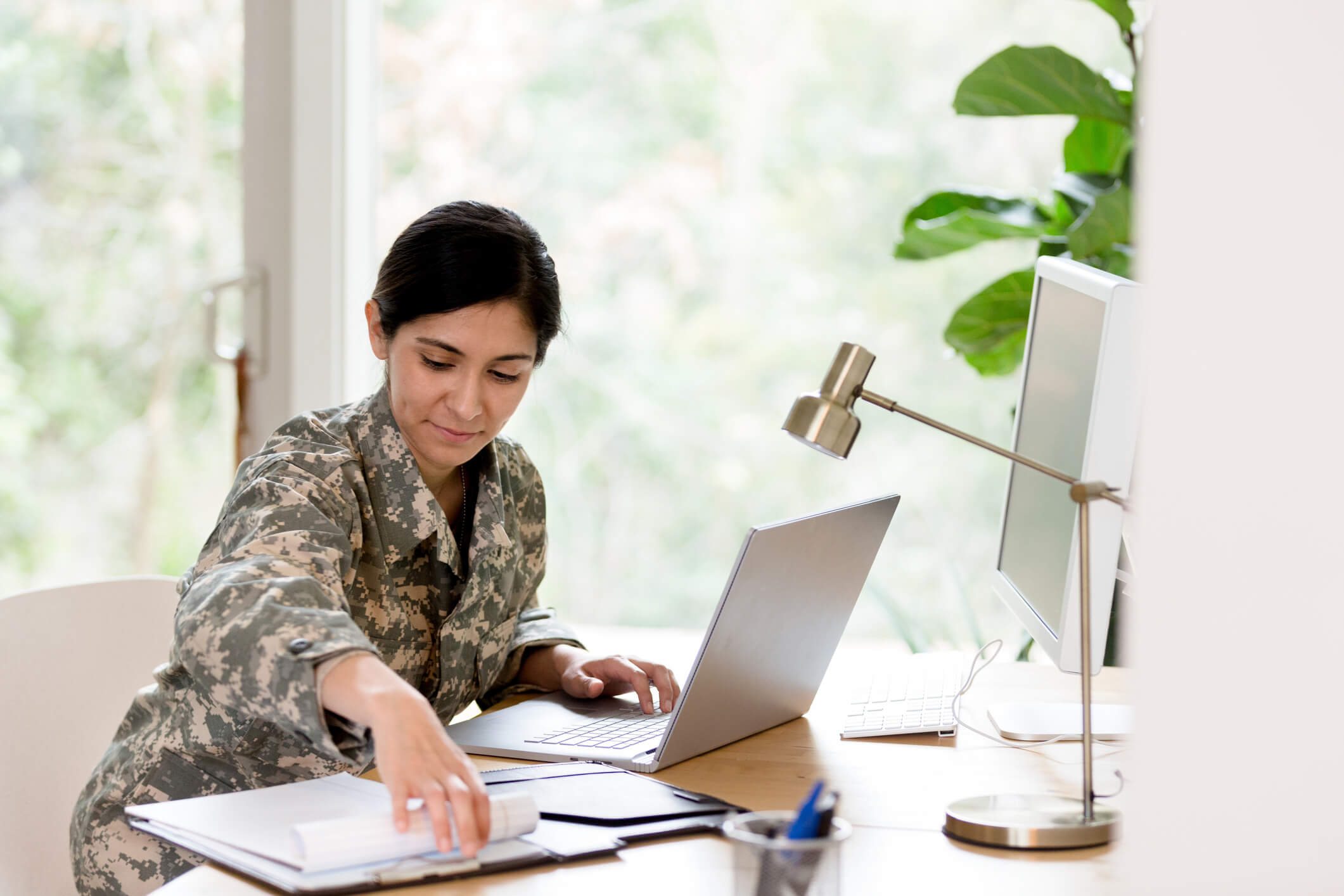 https://www.veteransunited.com/assets/craft/images/blog/Woman-military-soilder-working-at-her-desk.jpg