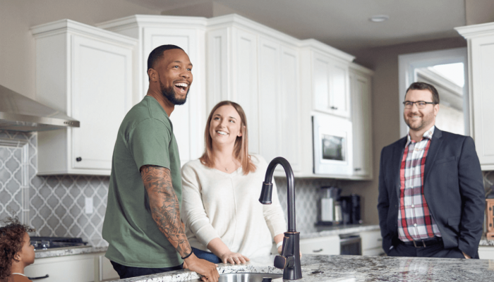 Veterans United Realty Agent with a couple.