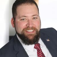 headshot image of Stephen Lee