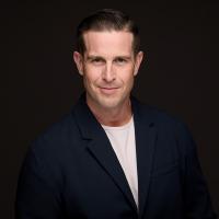 headshot image of Alan Thomas