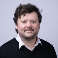 headshot image of Alex Brayfield