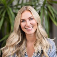 headshot image of Emmy Curry