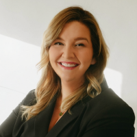 headshot image of Holly Ragan